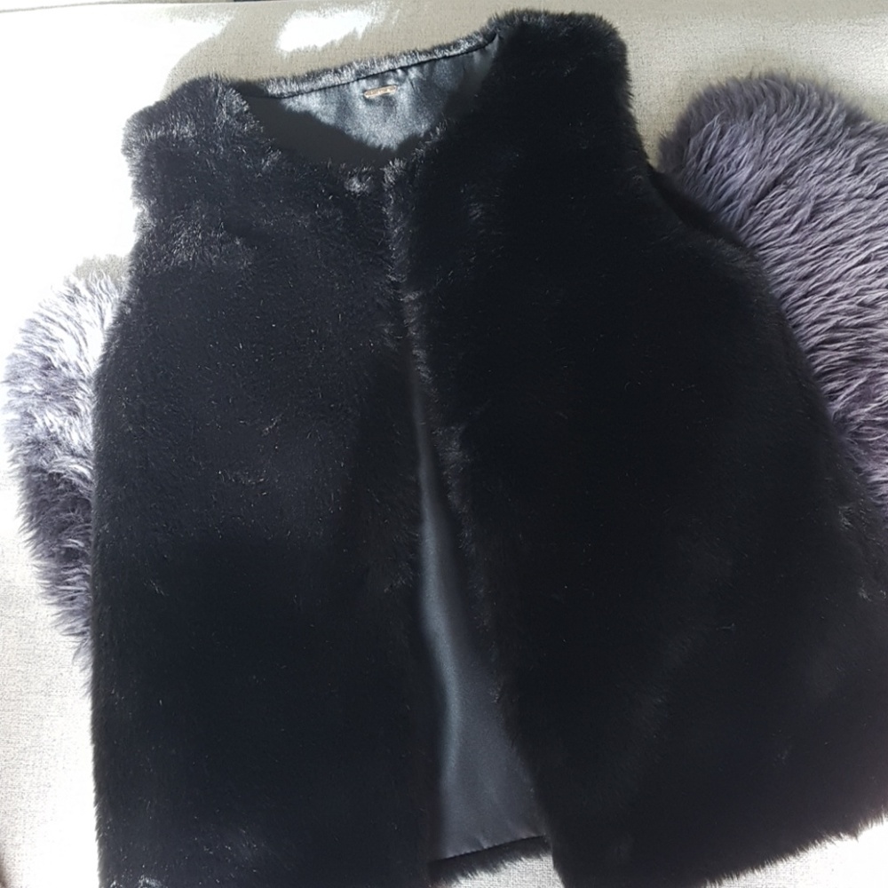 Black faux fur vest with pockets